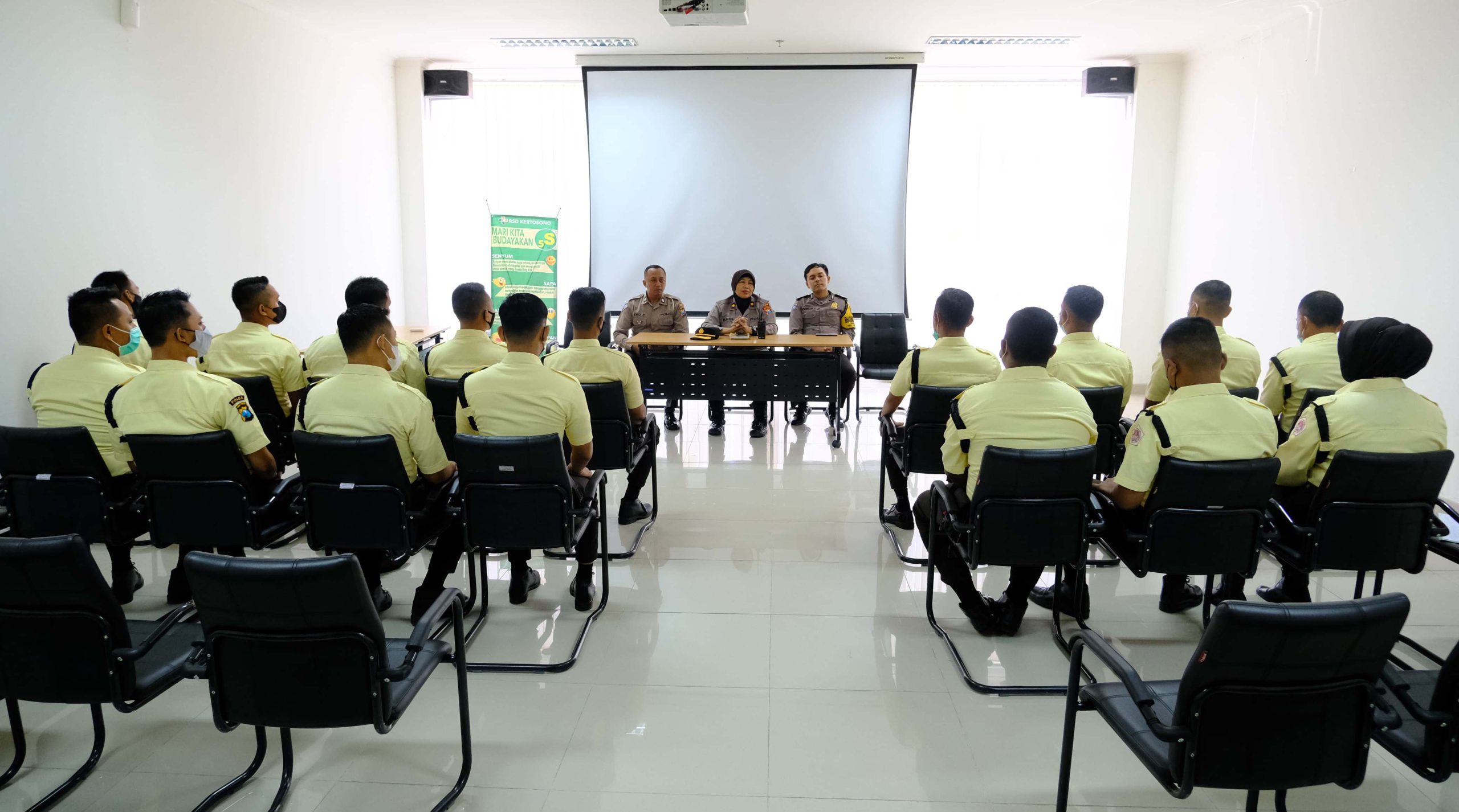 Kapolsek Kertosono Membekali Satpam RSUD dengan Pelatihan Gaktur Lalu Lintas