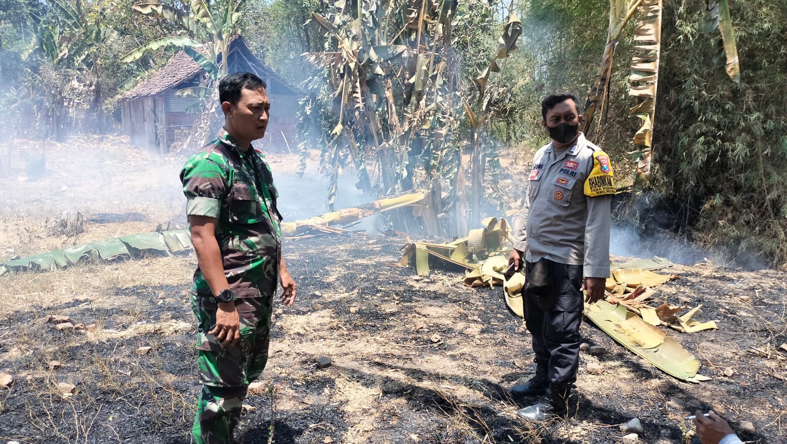 Bhabinkamtibmas Polsek  Nganjuk Kota Datangi TKP Kebakaran Lahan Kosong Milik Warga Desa Kedugdowo