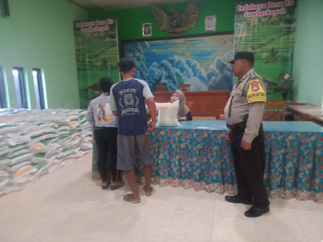 Bhabinkamtibmas Polsek Warujayeng Monitoring Pembagian Bansos Beras kepada Warganya