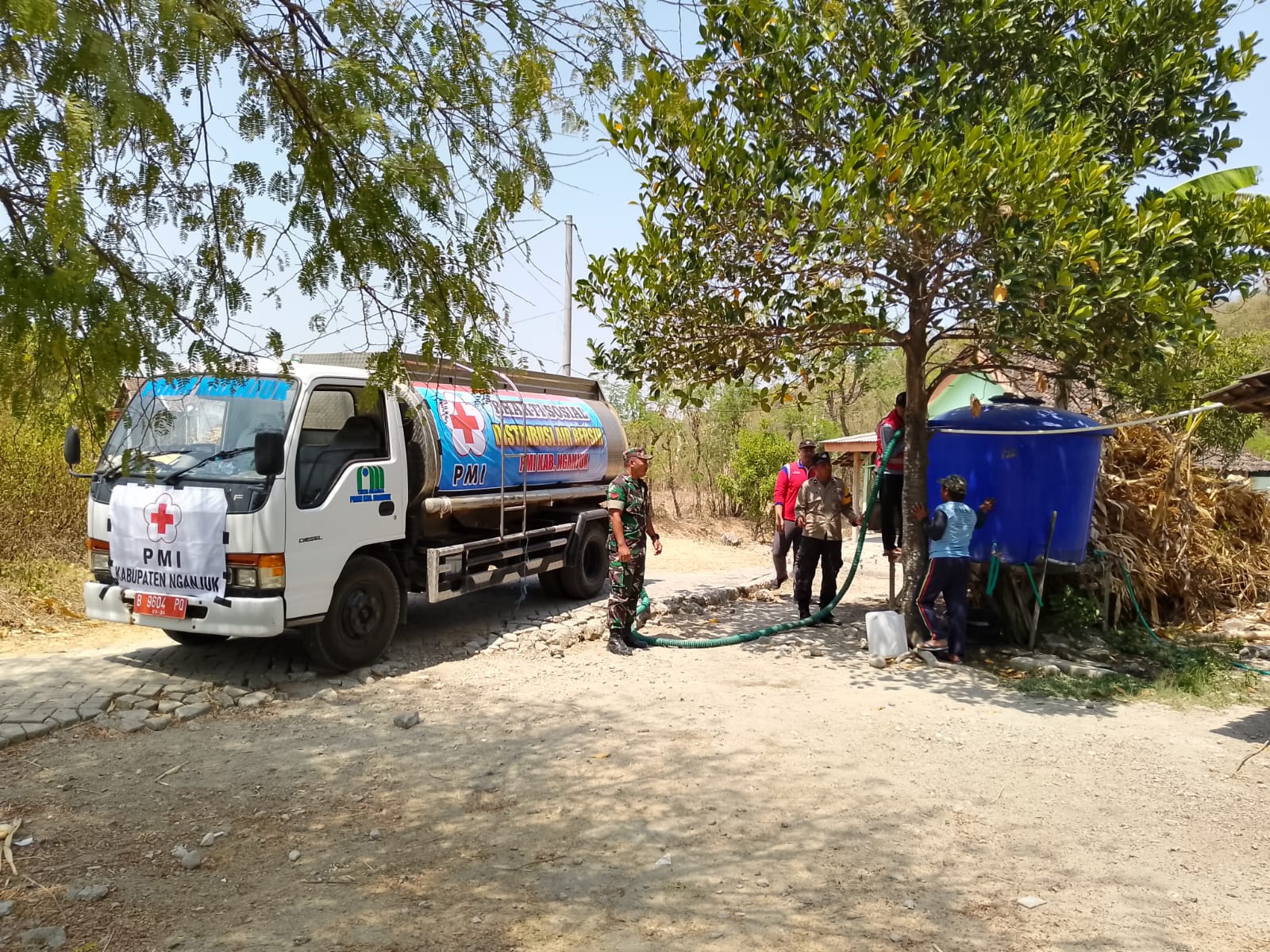 Bersinergi Dengan PMI, Dan Kasun, Bhabinkamtibmas, Babinsa Desa Pule Distribusikan Bantuan Air Bersih Untuk Warga