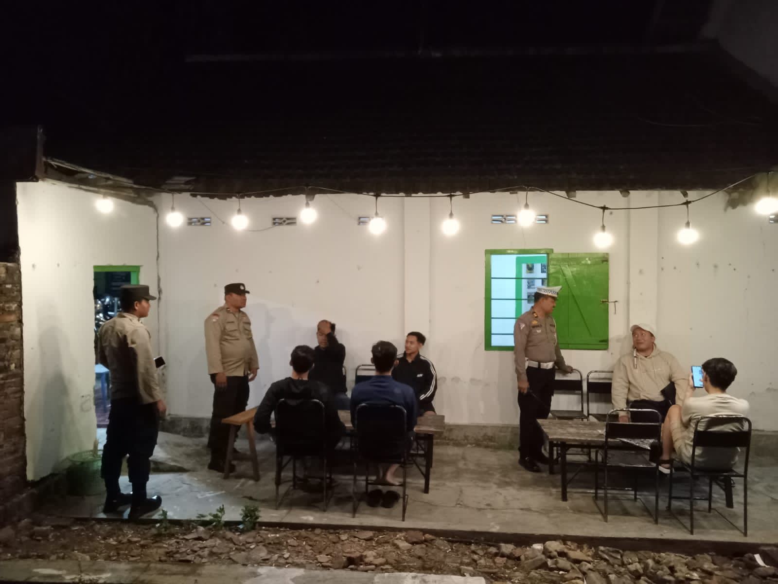 Kelola Kamtibmas, Patroli Polsek Warujayeng Dialogis dengan Pengunjung Cafe