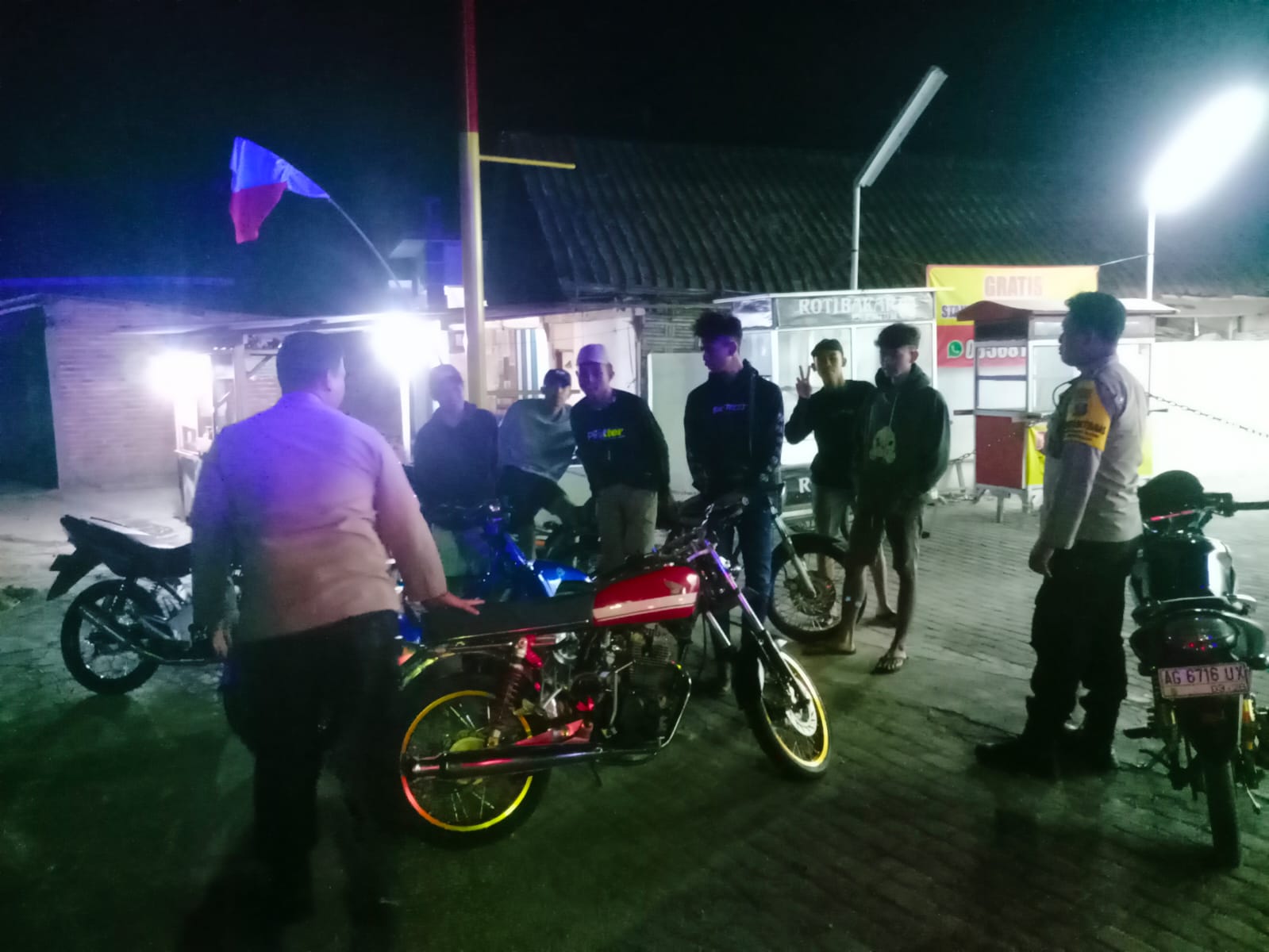 Patroli Dialogis Malam Hari Polsek Jatikalen Sambangi Pemuda