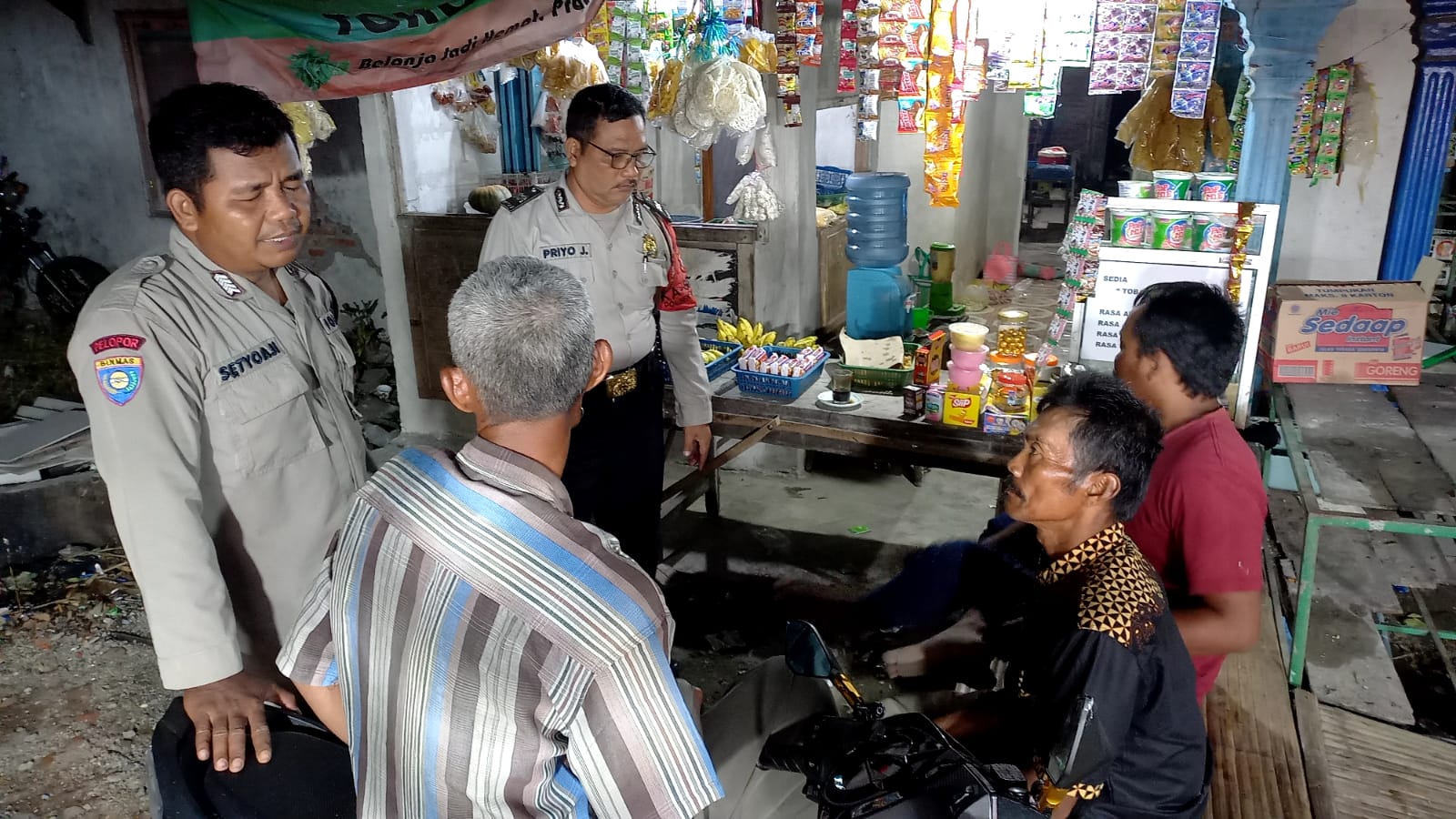 Patroli Malam Hari Anggota Polsek Jatikalen Dialogis Dengan Masyarakat Yang Masih Beraktivitas, Sampaikan Pesan Kamtibmas