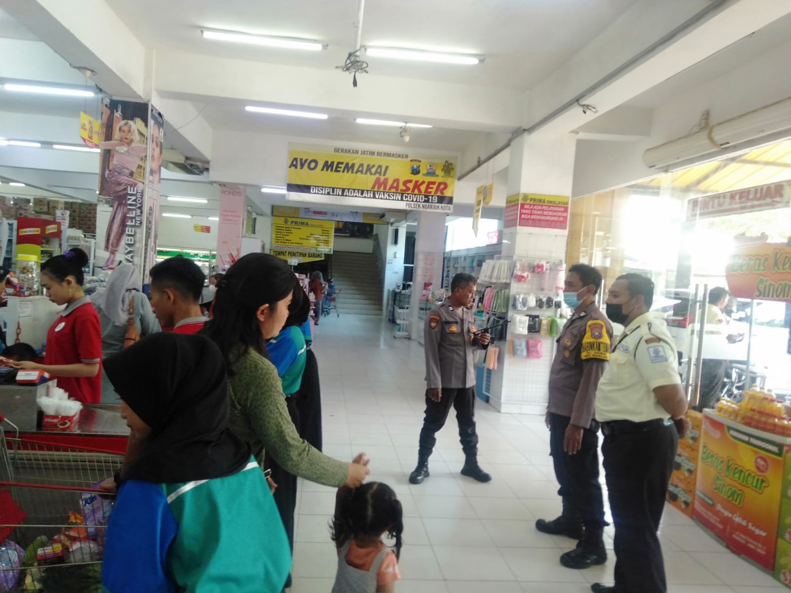 Antisipasi Curanmor, Polsek Nganjuk Kota Berikan Himbauan Kamtibmas saat Patroli Toko Swalayan