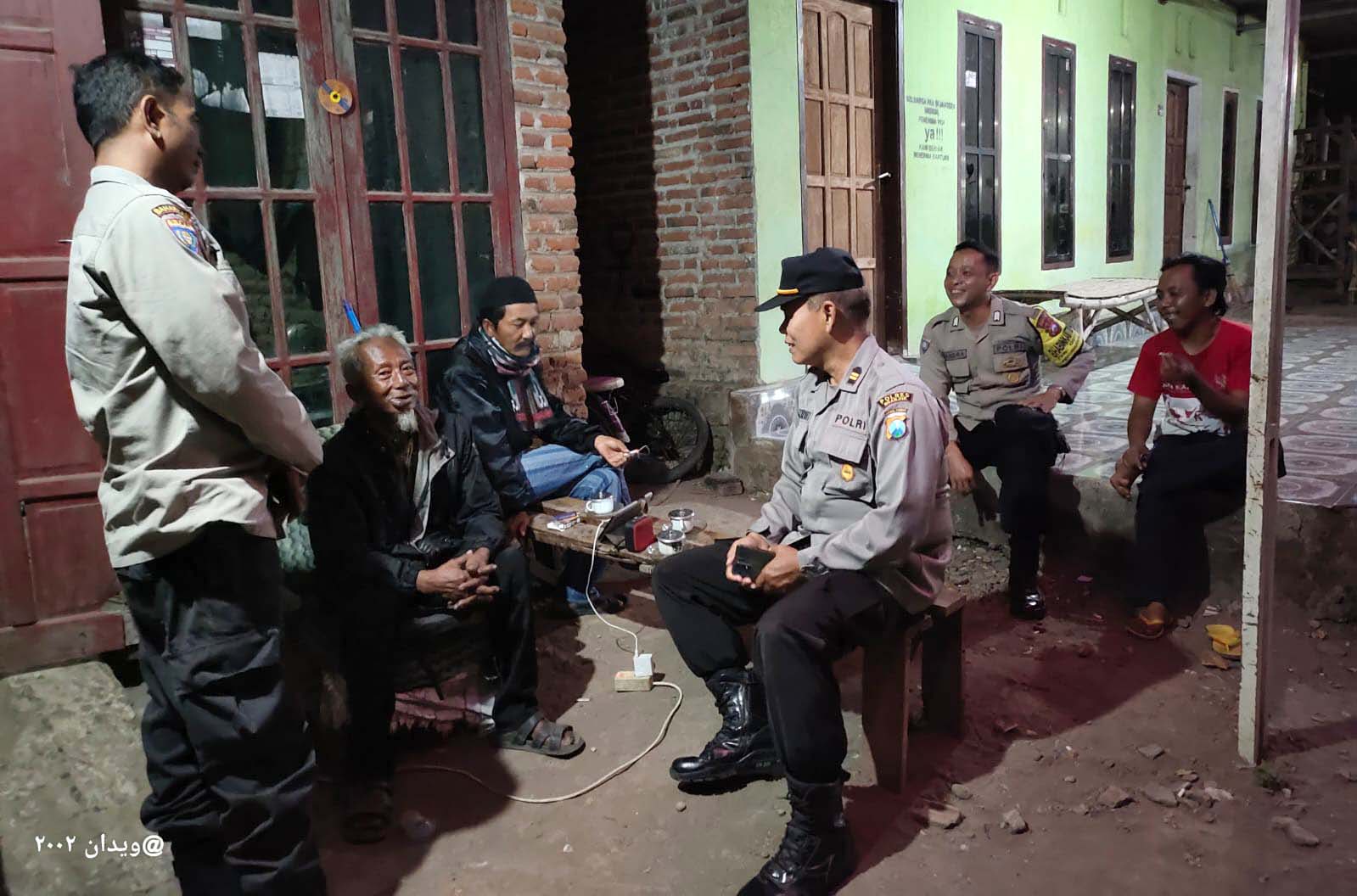 Kanit Binmas Polsek Warujayeng Pimpin Anggota Sambang Warga & Patroli Dialogis