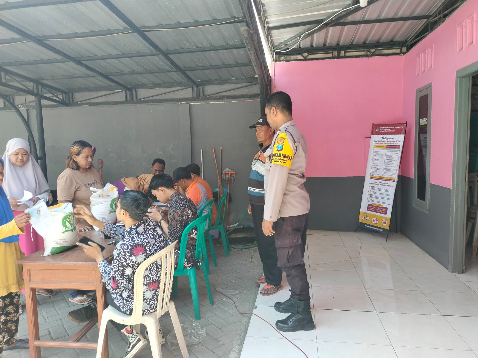 Bhabinkamtibmas Polsek Jatikalen Monitoring Pembagian Bansos Beras kepada Warga Binaan