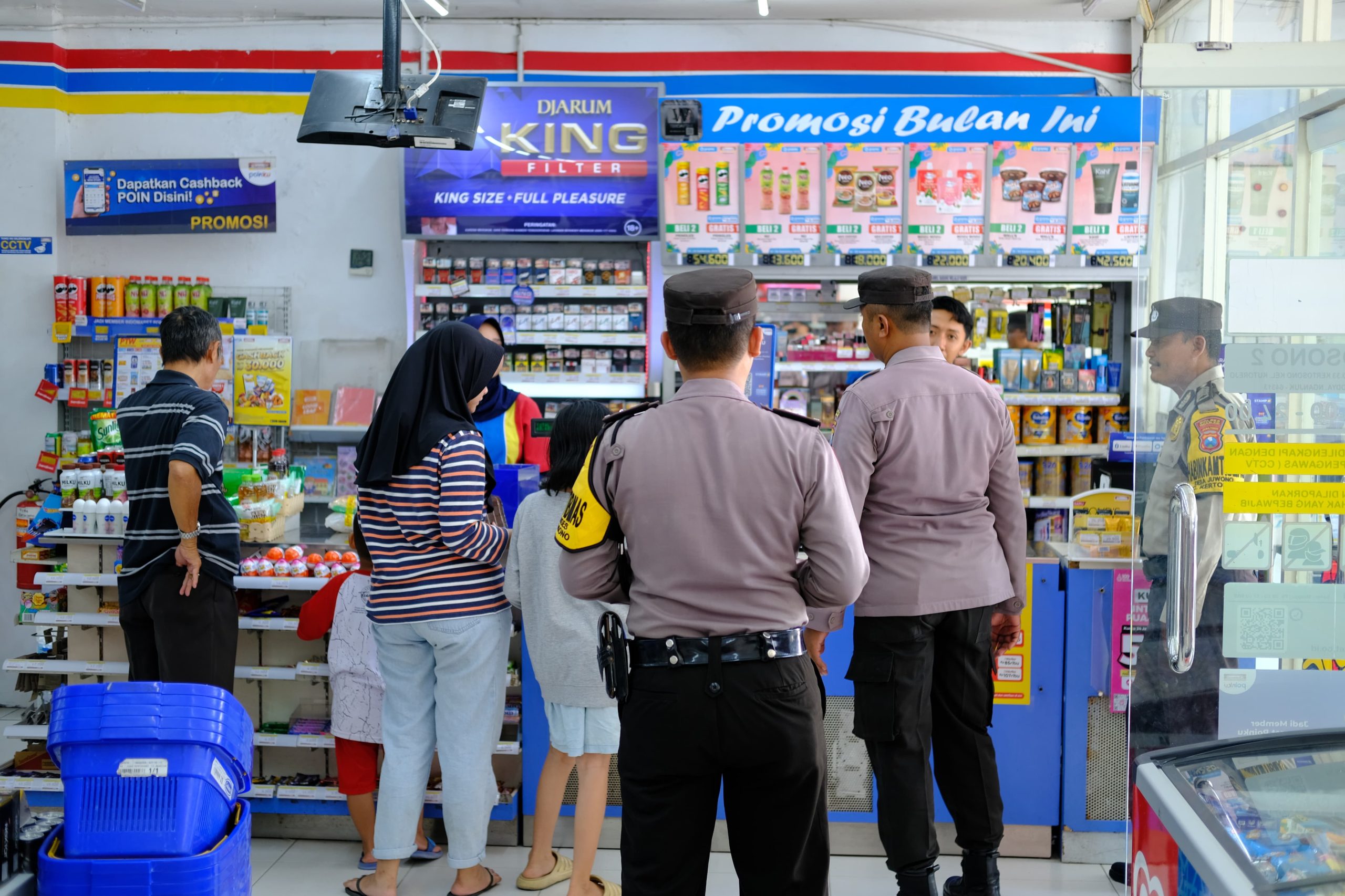 Antisipasi Curanmor anggota Polsek Kertosono Berikan Himbauan Kamtibmas saat Patroli Toko Swalayan