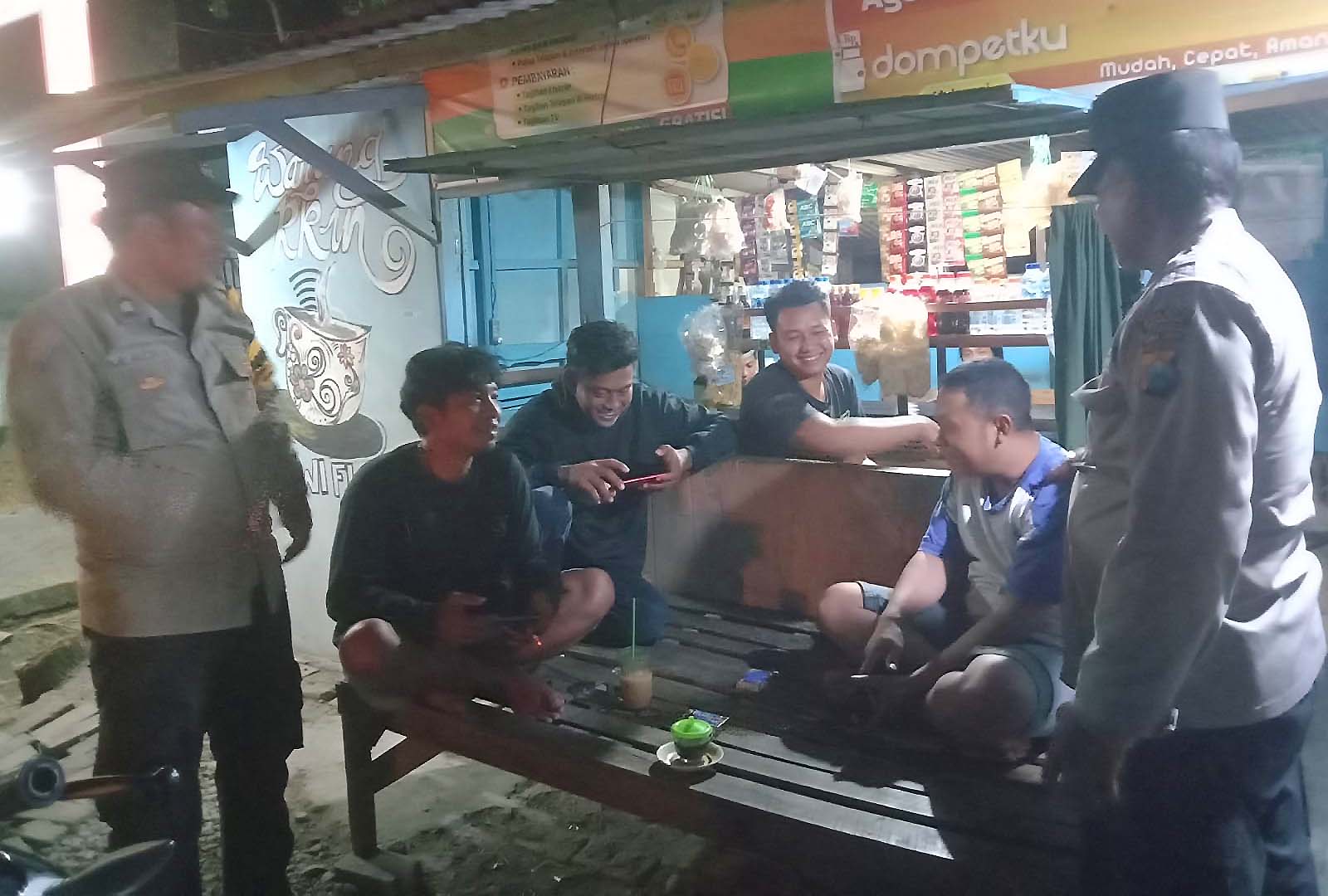 Patroli Dialogis Malam Hari, Polsek Jatikalen Ajak Warga Jaga Kamtibmas Dilikungan Masing-masing