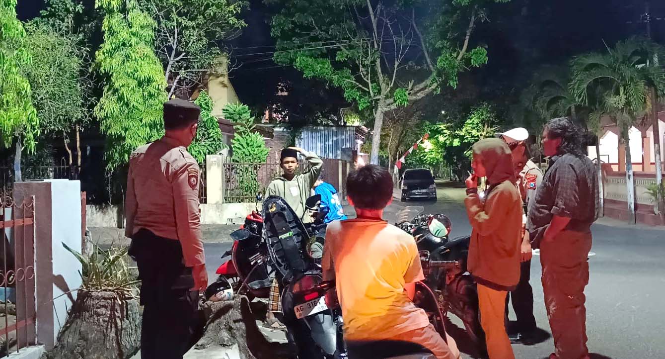 Patroli KRYD Polsek Nganjuk Kota Melaksanakan Razia dan Sampaikan Himbauan Kamtibmas