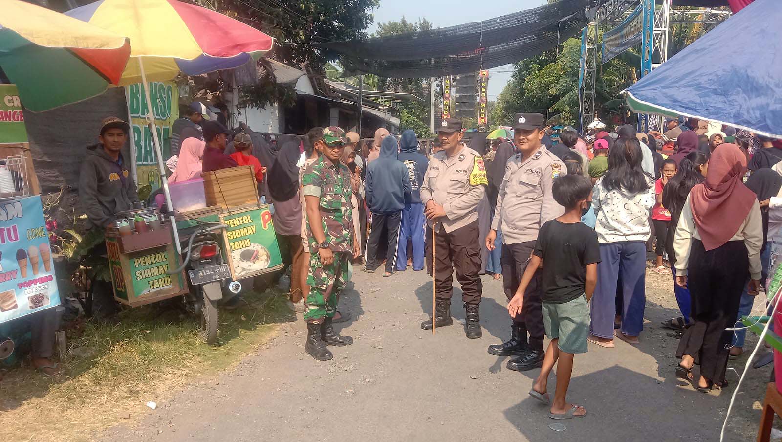 Antisipasi Gangguan, Polsek Warujayeng Amankan Pertunjukan Jaranan di Desa Sidoharjo