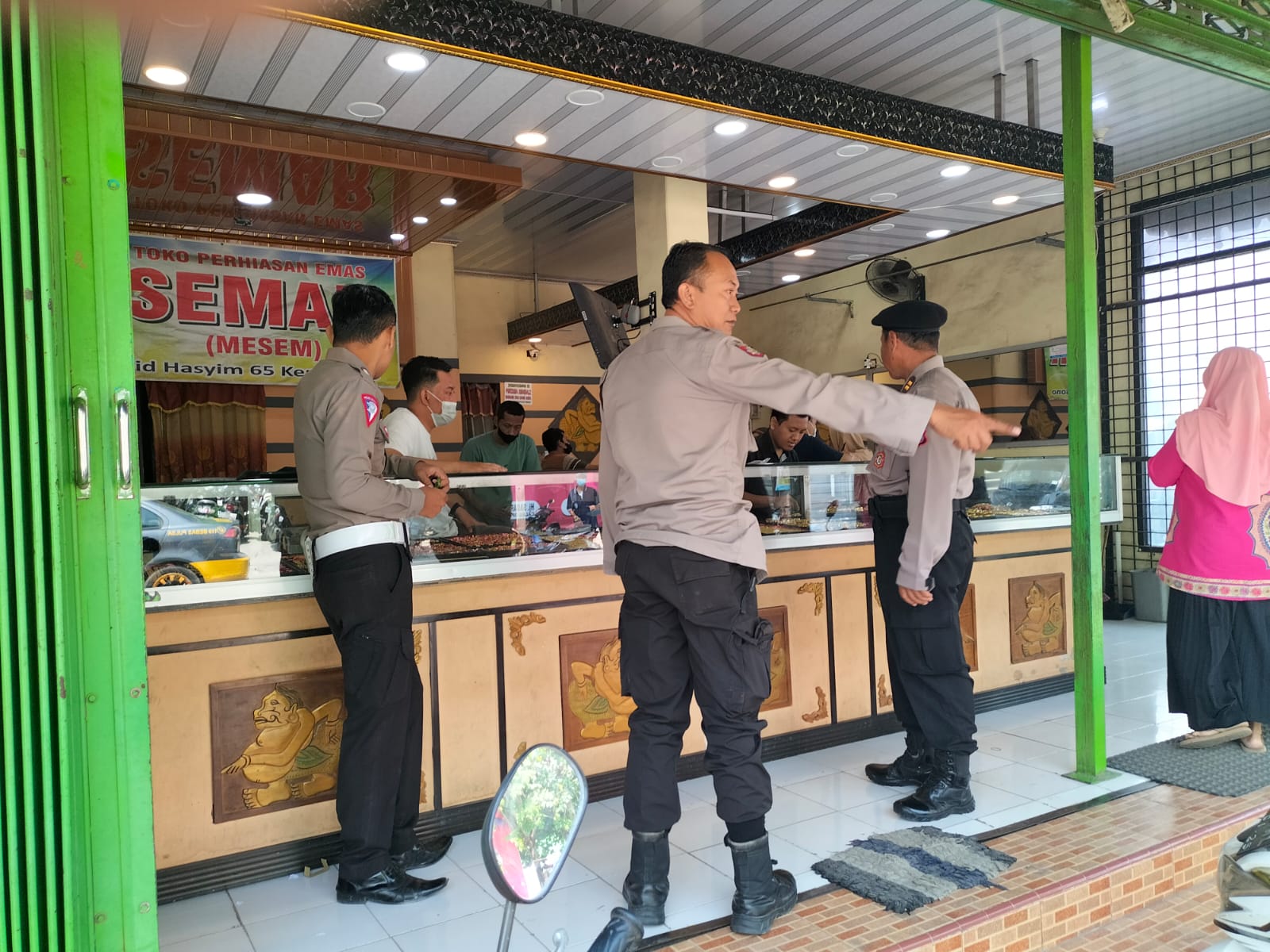 Personil Polsek Kertosono Berikan Himbauan Kamtibmas Saat Patroli Toko Emas