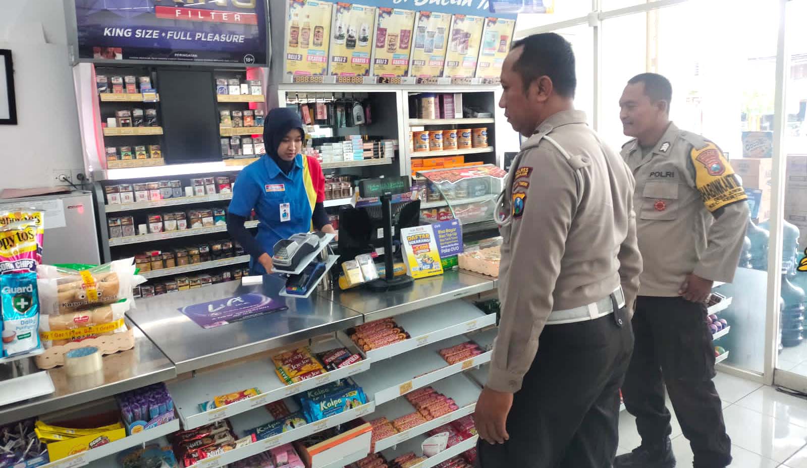Personil Polsek Kertosono Berikan Himbauan Kamtibmas saat Patroli di Toko Swalayan