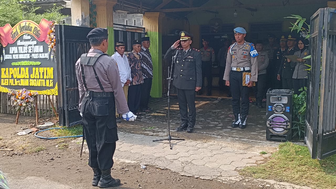 Kapolsek Warujayeng Pimpin Upacara Pemberangkatan Jenazah Anggotanya yang Meninggal
