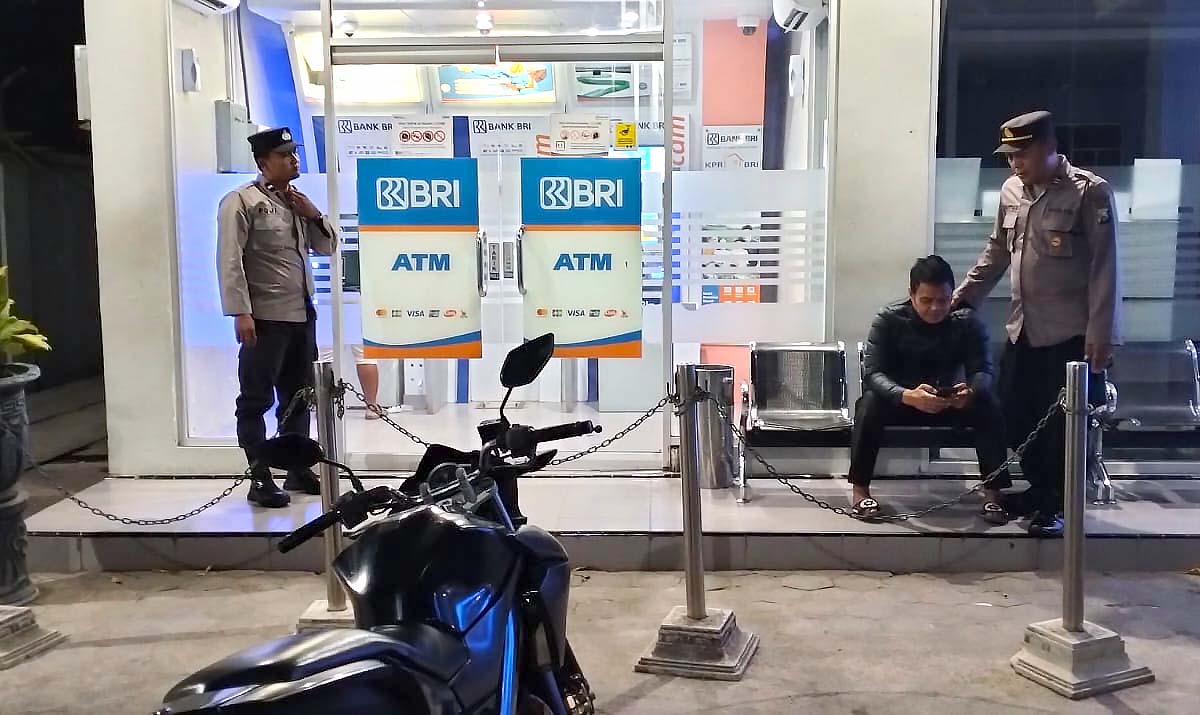 Beri Rasa Aman Pengunjung, Patroli Polsek Warujayeng Sambangi Perbankan Saat Malam Hari