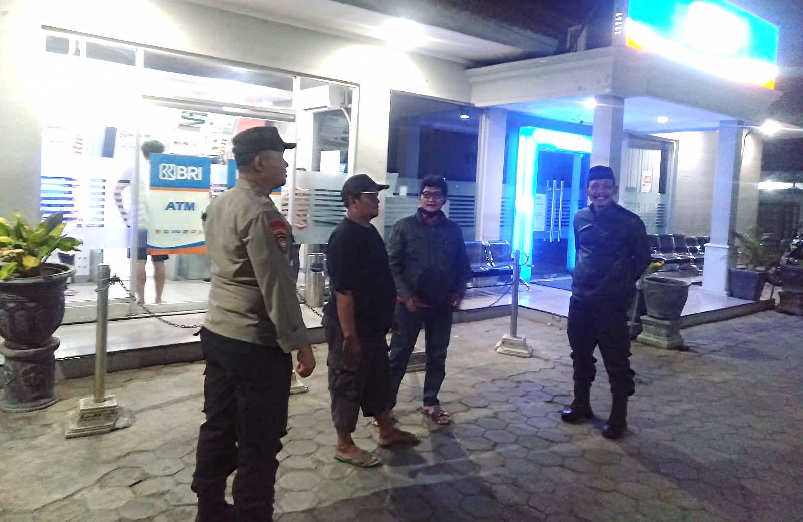 Cegah Kriminalitas di Perbankan, Patroli Polsek Warujayeng Beri Himbauan Security