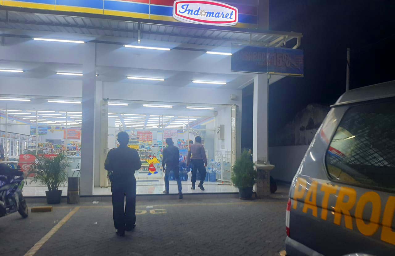 Antisipasi Curanmor anggota Polsek Kertosono Berikan Himbauan Kamtibmas saat Patroli Toko Swalayan