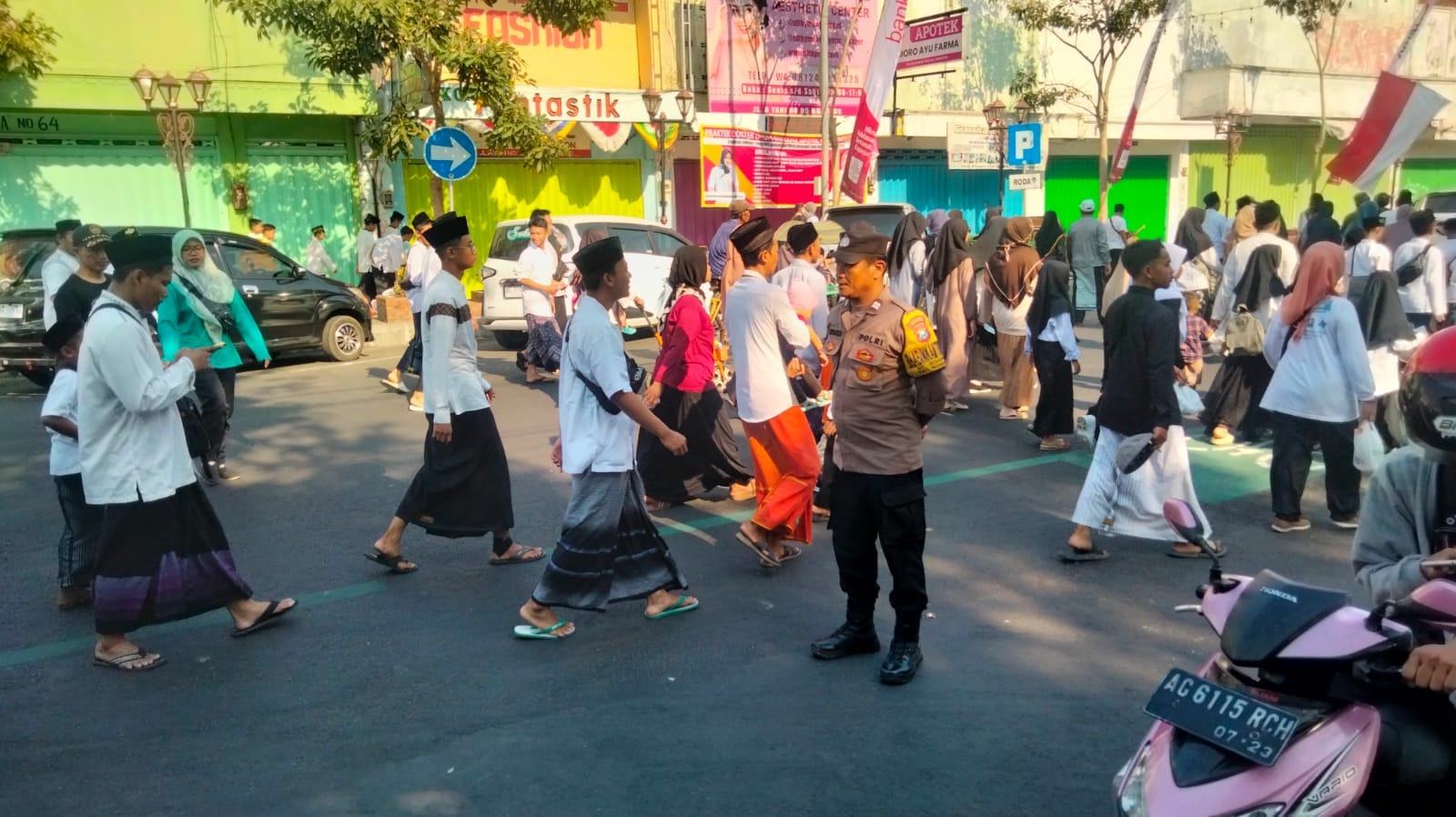 Polsek Nganjuk Kota Turunkan Personel Pengamanan Mlaku Bareng Santri Bersarung Dalam Rangka Hari Santri Tahun 2023