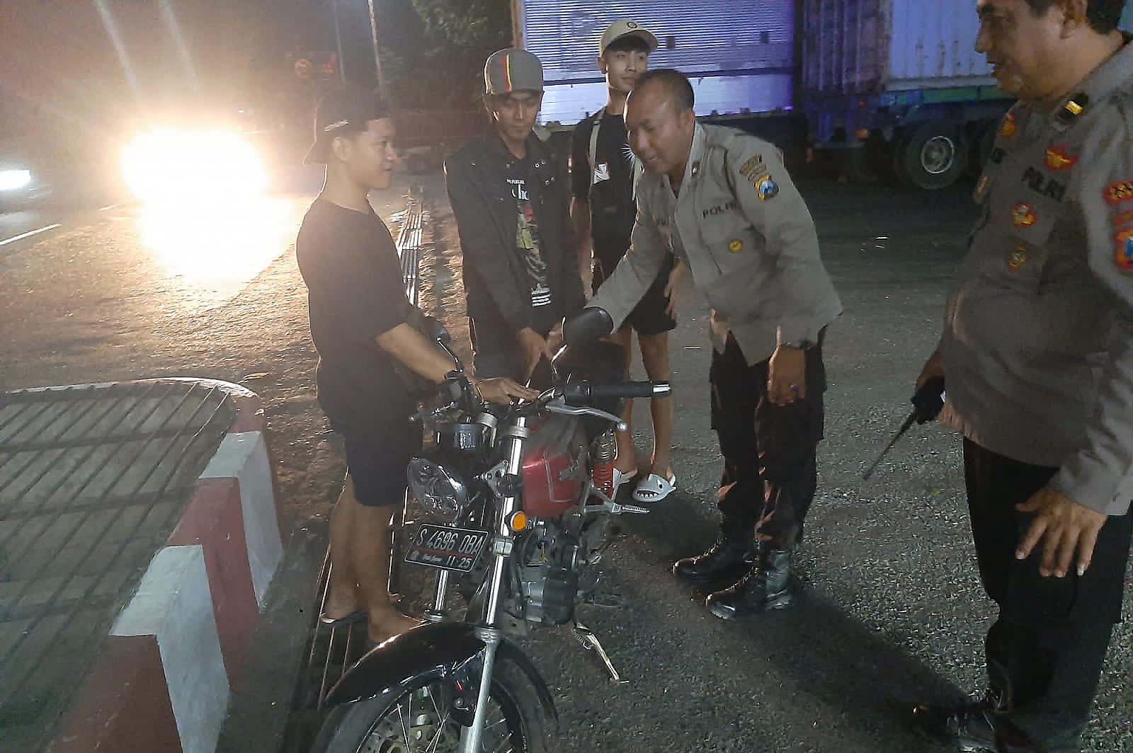 Polsek Kertosono Intensifkan Patroli Stop, Riksa, dan Geledah Antisipasi Tindak Kejahatan