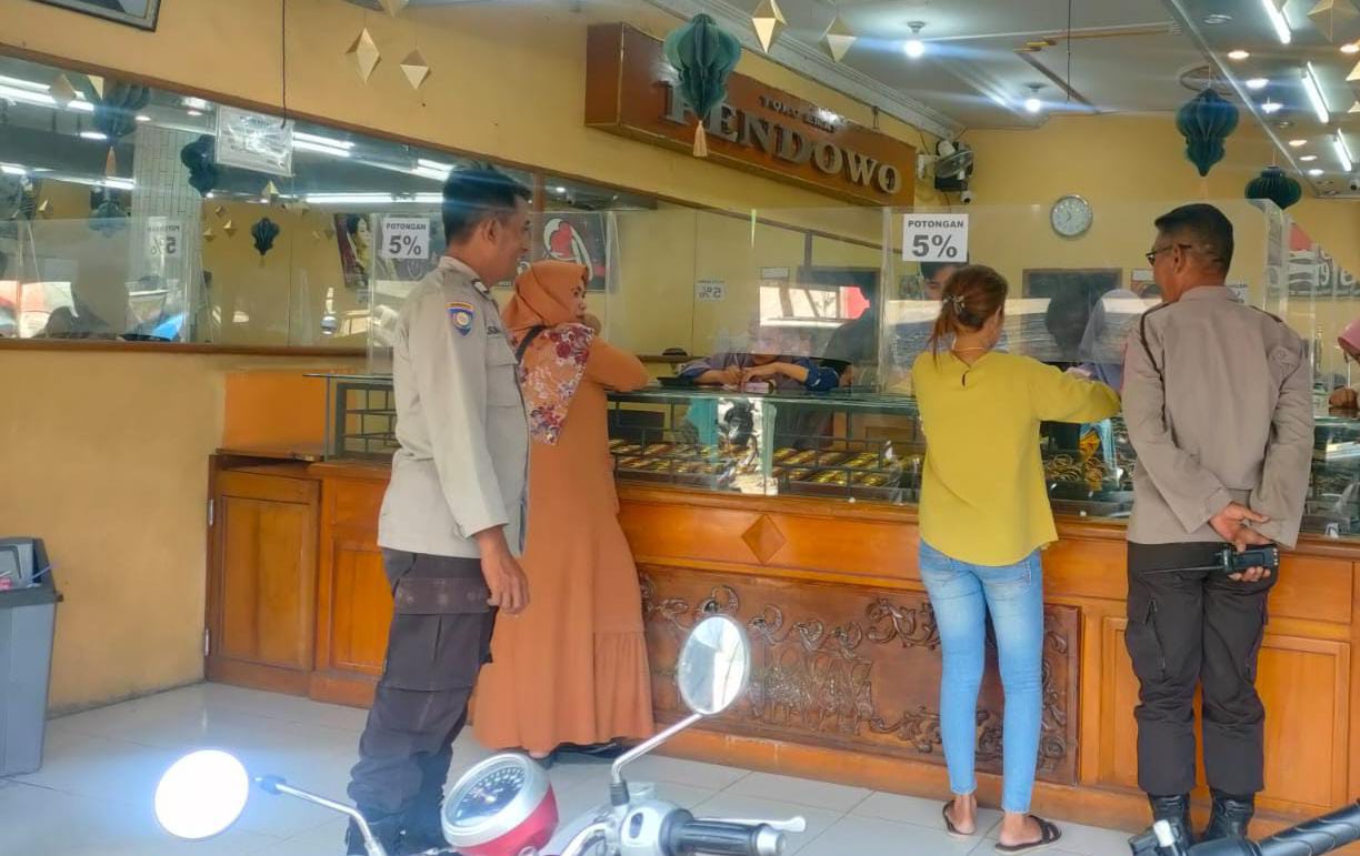 Personil Polsek Kertosono Berikan Himbauan Kamtibmas Saat Patroli Toko Emas