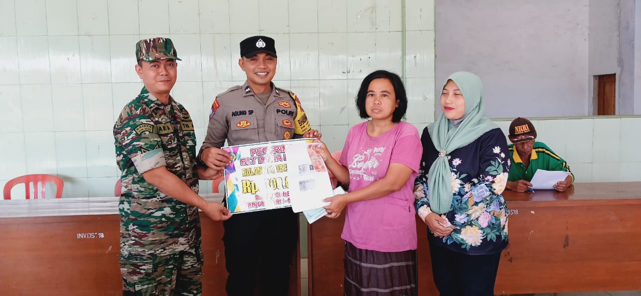 Penyaluran BLT-DD di Jogomerto Diasistensi Bhabinkamtibmas Polsek Warujayeng