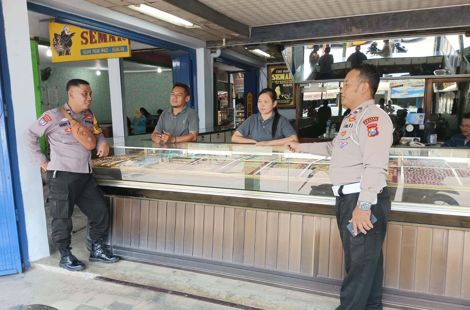 Polsek Nganjuk Kota Sampaikan Himbauan Kamtibmas Saat Patroli Toko Emas