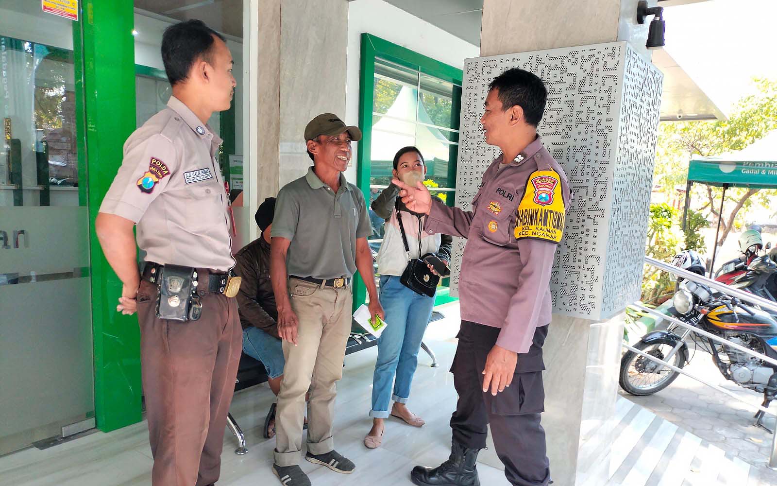 Cegah Niat Pelaku Kejahatan, Bhabinkamtibmas Polsek Nganjuk Kota Lakukan Patroli Sambang
