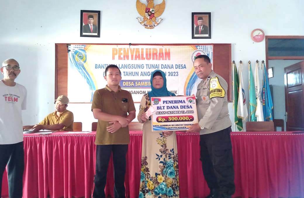 Bhabinkamtibmas Sambirejo Asistensi Penyaluran BLT-DD di Desa Binaan