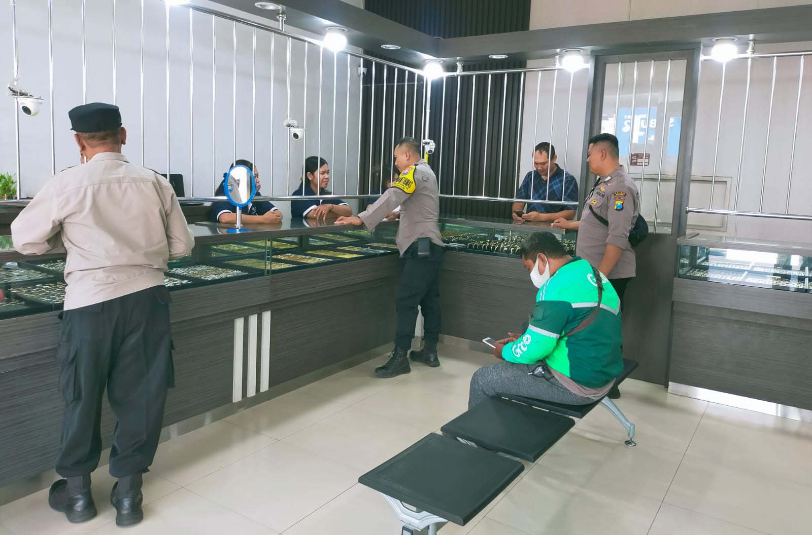 Patroli dan Himbauan Kamtibmas di Toko Emas Antisipasi Aksi Kriminalitas