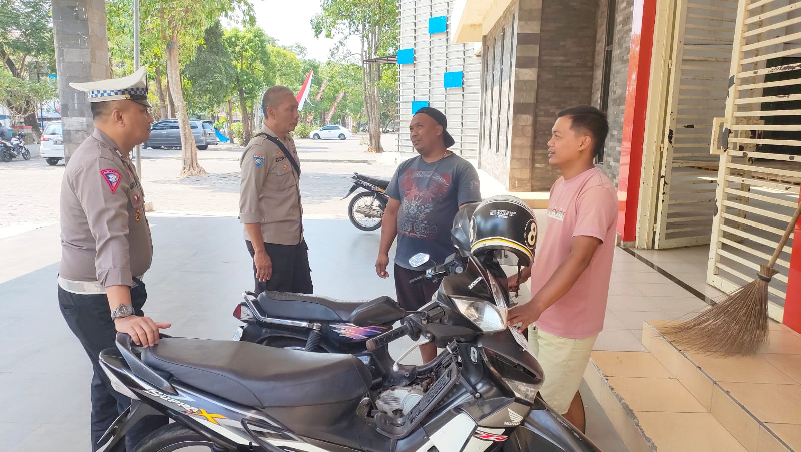 Cegah Aksi Curanmor Anggota Polsek Nganjuk Kota Berikan Himbauan Kamtibmas