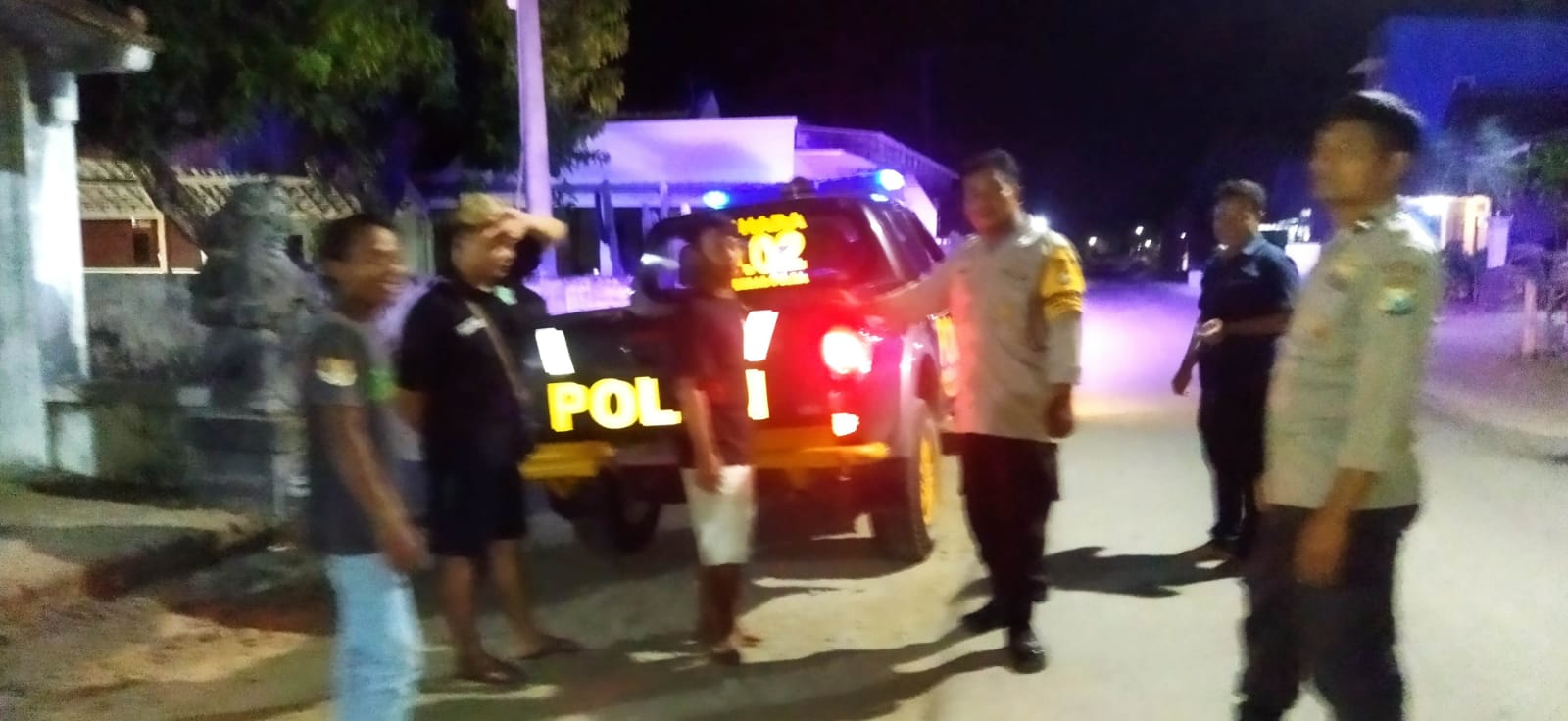 Patroli Malam Hari, Polsek Jatikalen Berikan Himbauan Kepada Pemuda