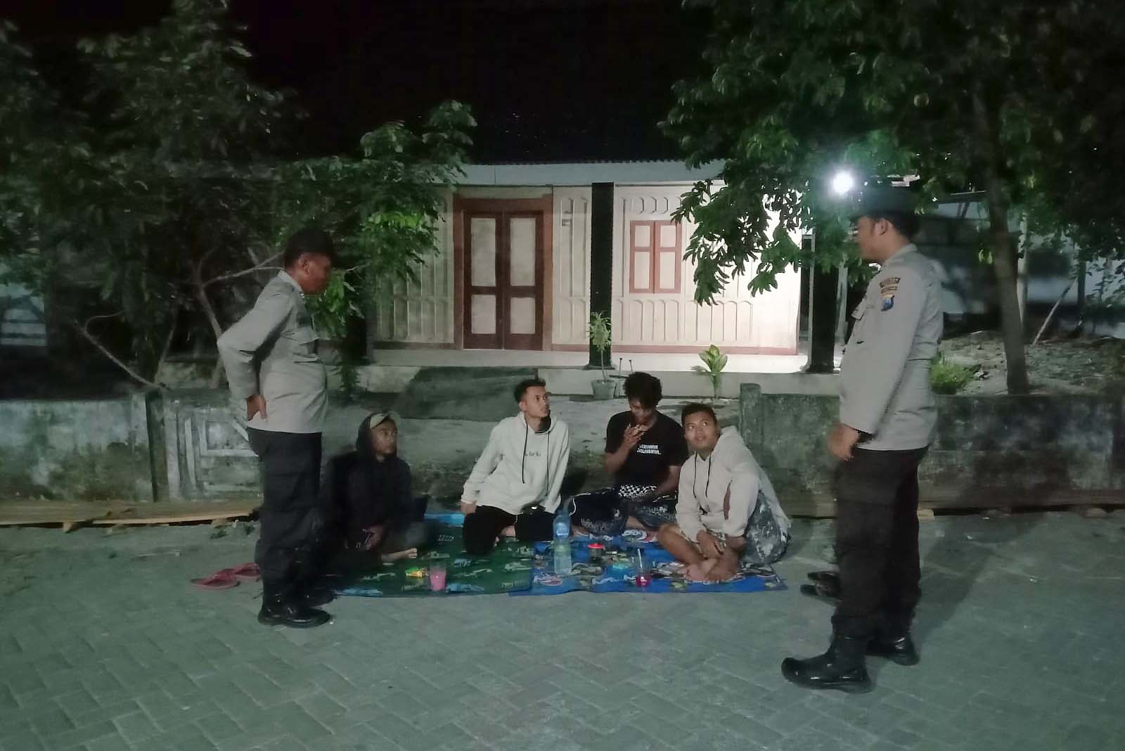 Lakukan Patroli Dialogis Malam Hari, Ka SPK Polsek Jatikalen Dengan Warga