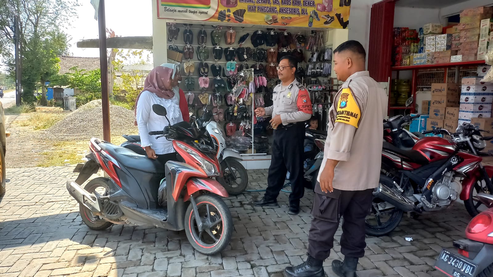 Patroli Dialogis Siang Hari Personel Polsek Jatikalen, Sampaikan Pesan Kamtibmas Kepada Warga