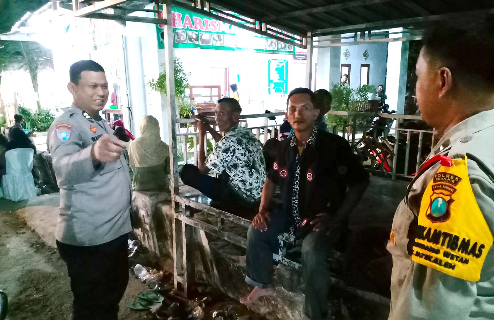 Motivasi Warga, Polisi Patroli Sambang Pos Kamling