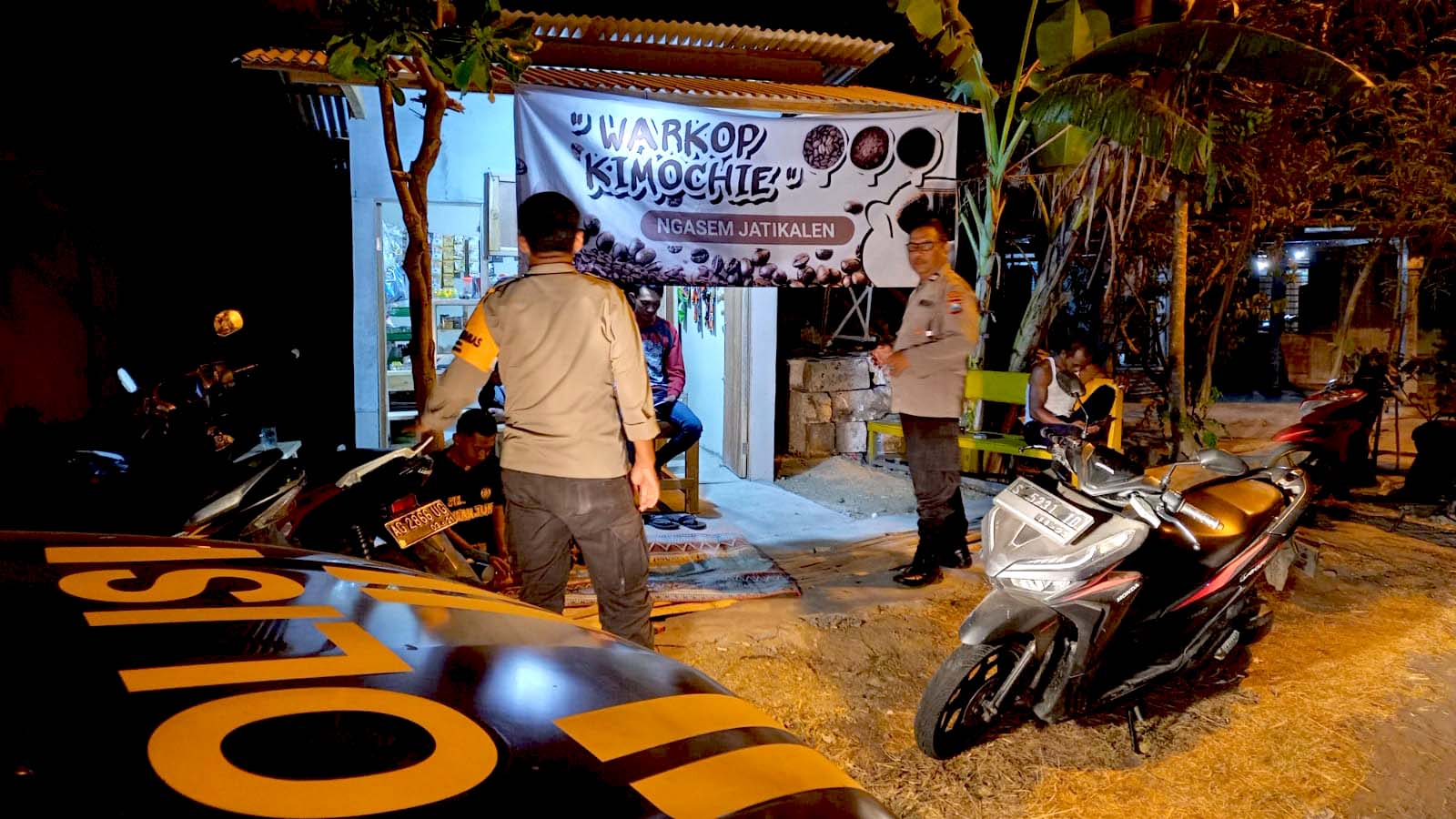 Patroli Malam Hari Anggota Polsek Dialogis Dengan Masyarakat Yang Masih Beraktipitas Sampaikan Pesan-pesan Kamtibmas