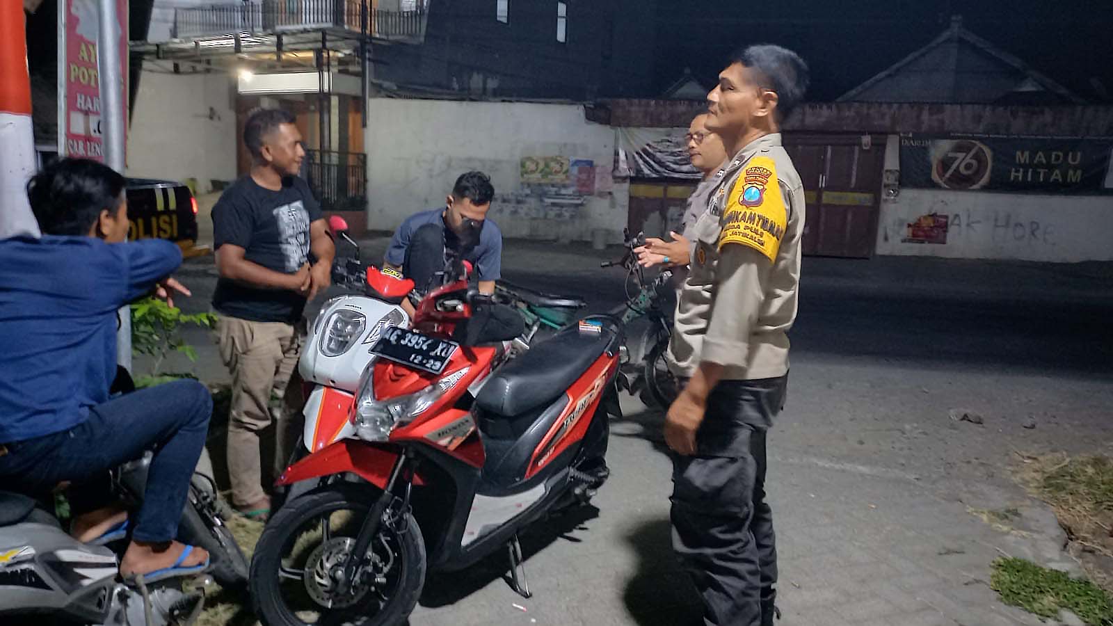 Patroli Dialogis Ka SPKT Polsek Jatikalen, Ajak Peran Pemuda Dalam Menjaga Kondusifitas Kamtibmas