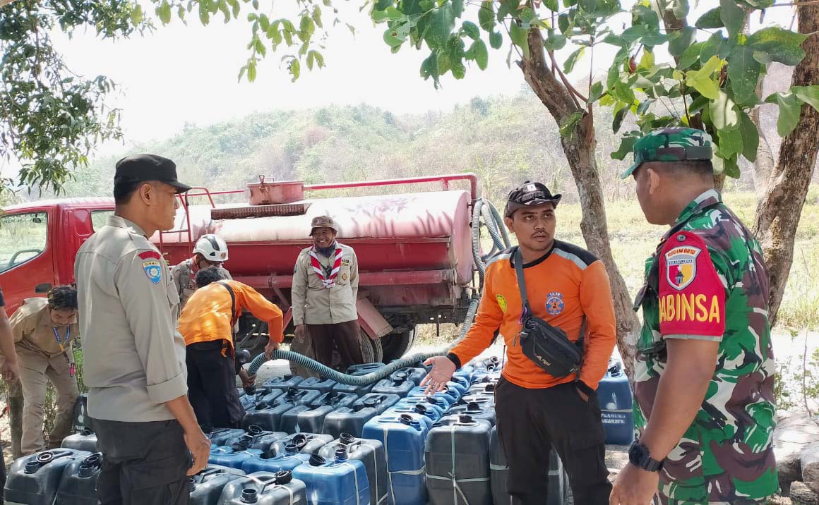 Bhabinkamtibmas Polsek Jatikalen Polres Nganjuk Kawal Bantuan Air Bersih