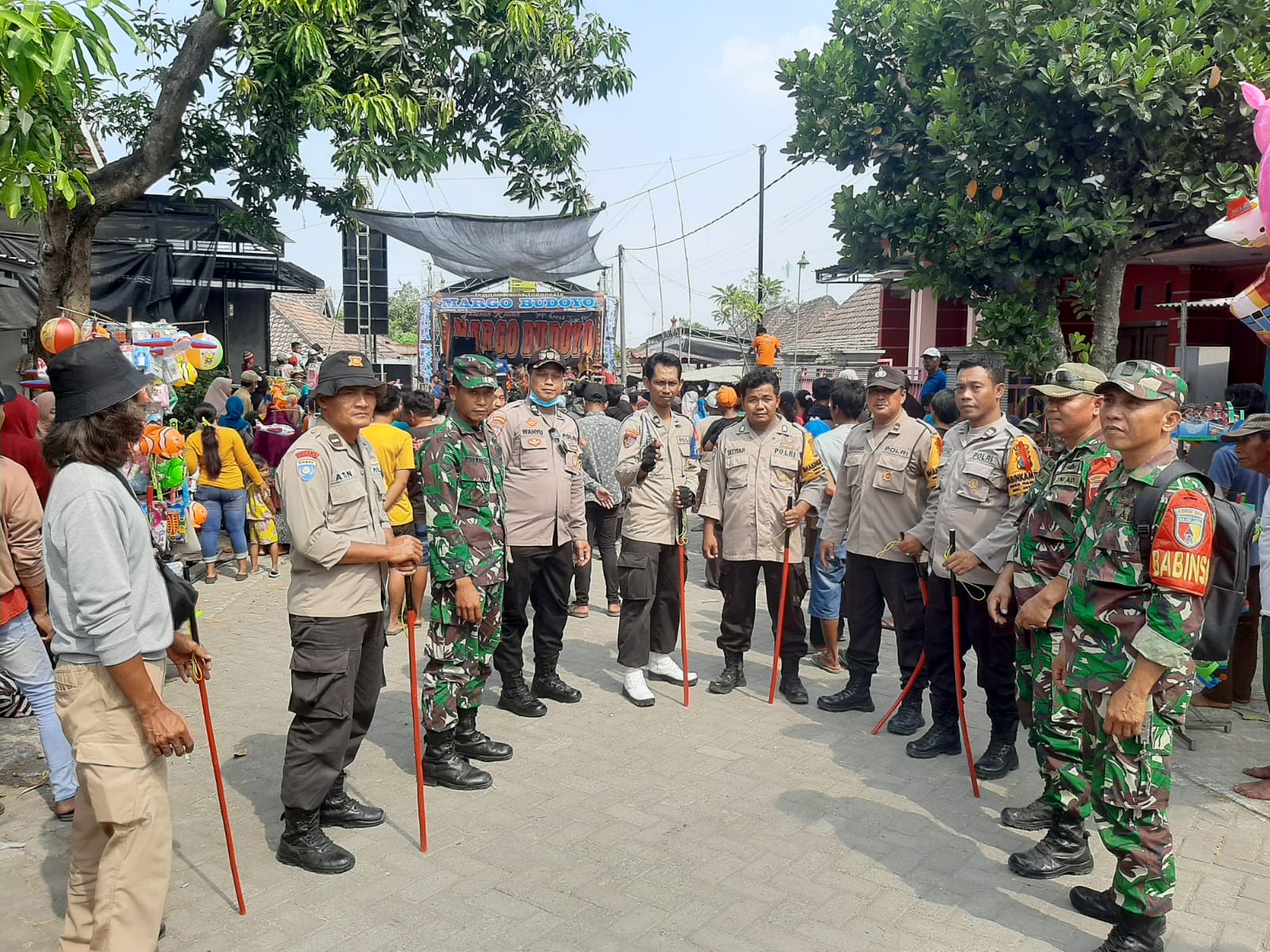 Polsek Jatikalen dan Koramil melaksanakan pengamanan Giatmas