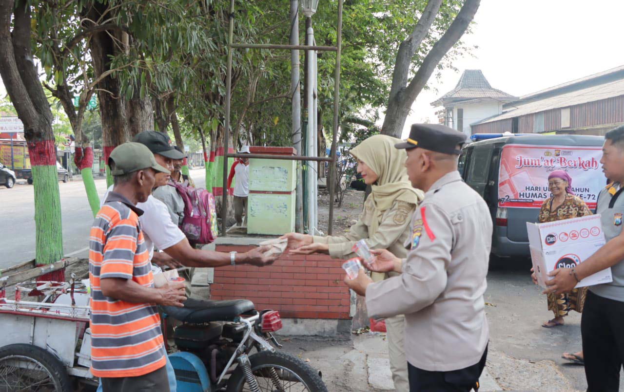 Jum’at Berkah : Polres Nganjuk Bagikan Puluhan Bungkus Sarapan Pagi untuk Tukang Becak dan Pedagang Asongan