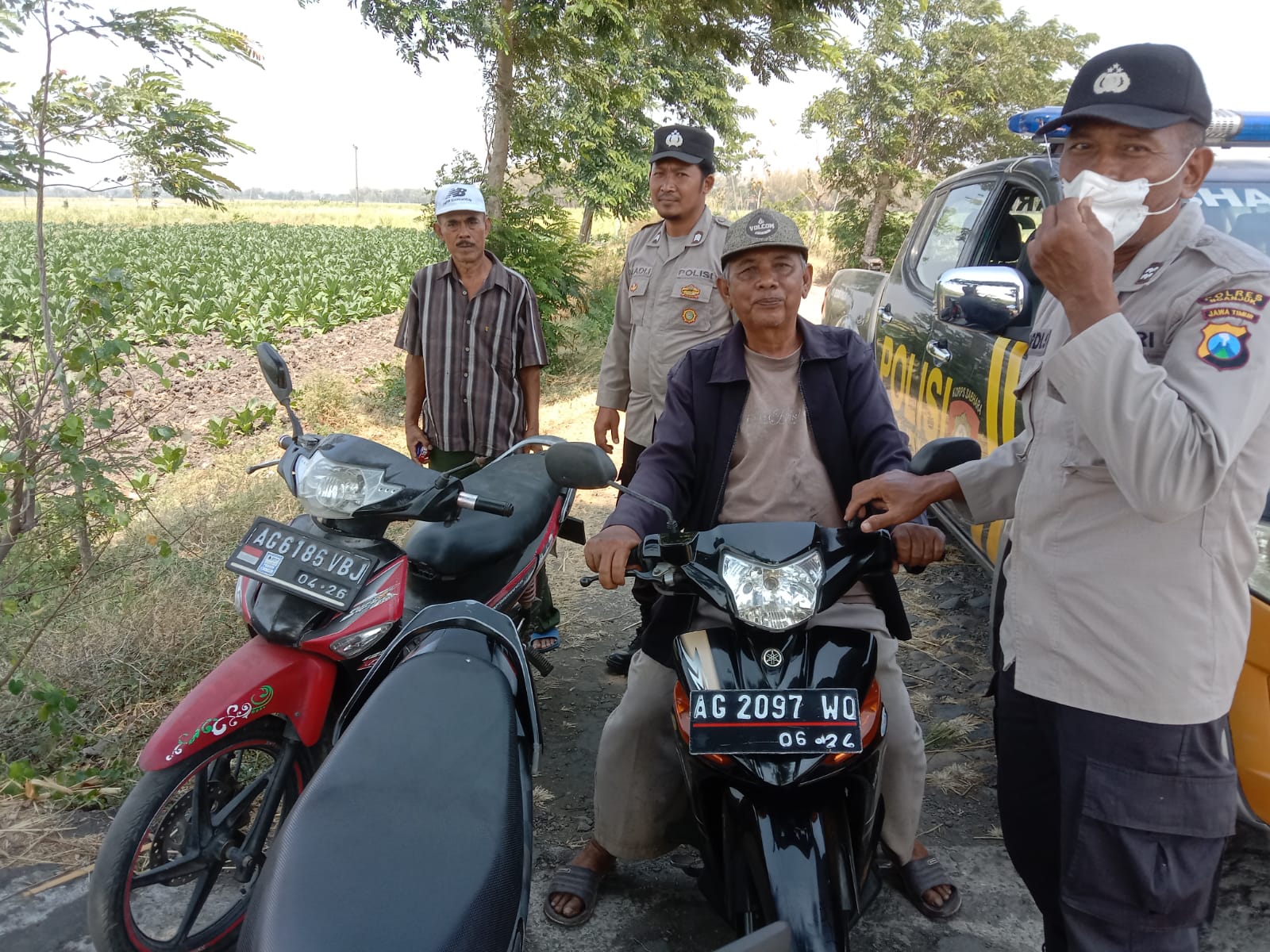 Patroli Dialogis Siang Hari Personel Polsek Jatikalen, Sampaikan Pesan Kamtibmas Kepada Warga