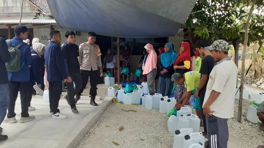 Peringati Sumpah Pemuda, Polsek Jatikalen dan STKIP PGRI Nganjuk Lakukan Aksi Sosial Bantu Air Minum dan Sembako untuk 23 KK Dukuh Kedungringin