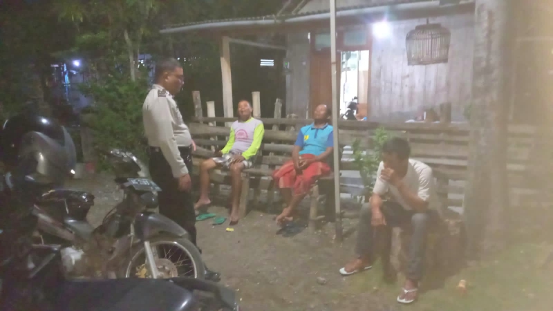 Lakukan Patroli Dialogis Malam Hari Polsek Jatikalen Sambangi Warga