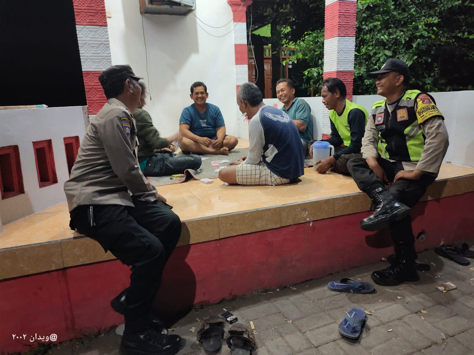 Jaga Kondusifitas, Polsek Warujayeng Gelar Patroli Pemukiman dan Cangkrukan Bersama Warga