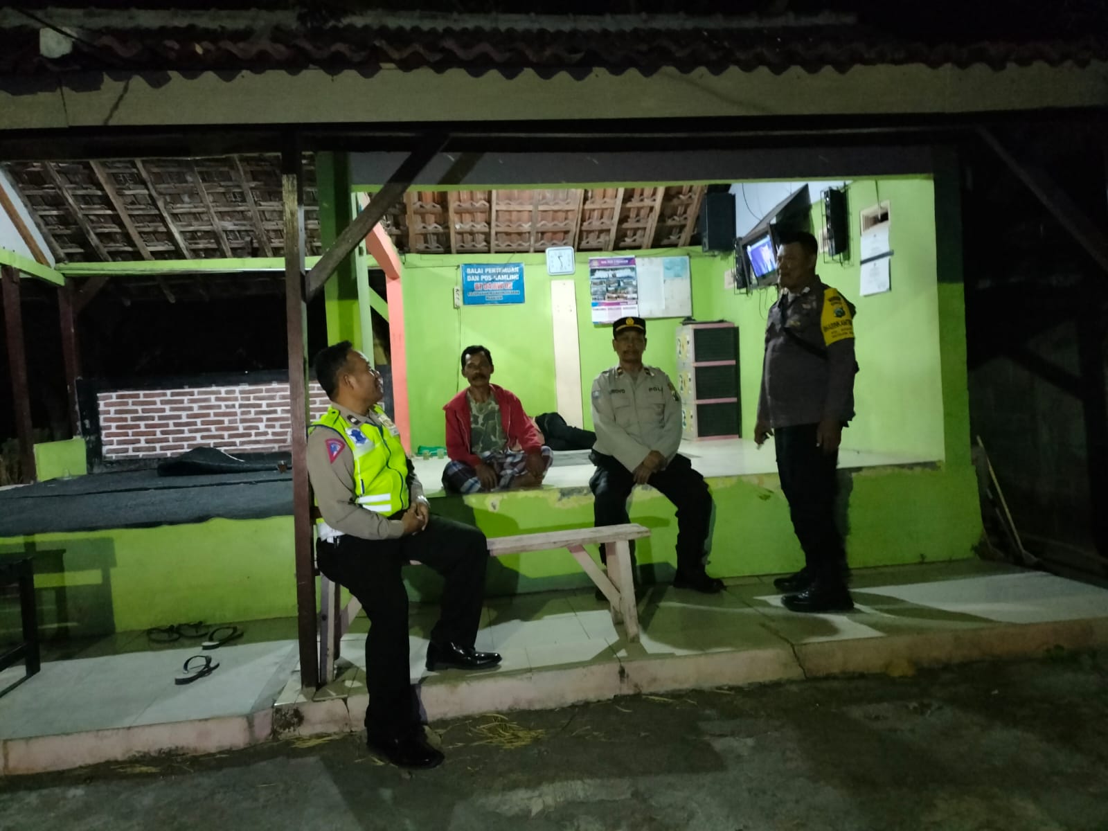 Sambangi Poskamling, Polsek Nganjuk Kota Ajak Masyarakat Ikut Jaga Kamtibmas