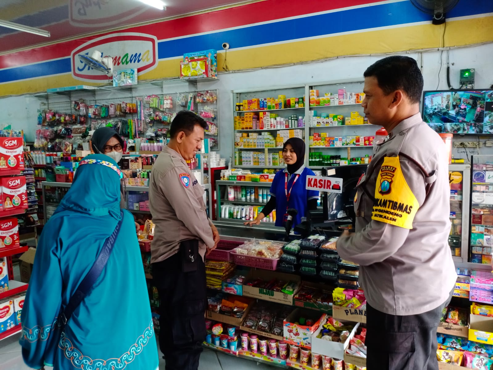 Polsek Jatikalen Patroli dialogis dengan karyawan minimarket dan warga