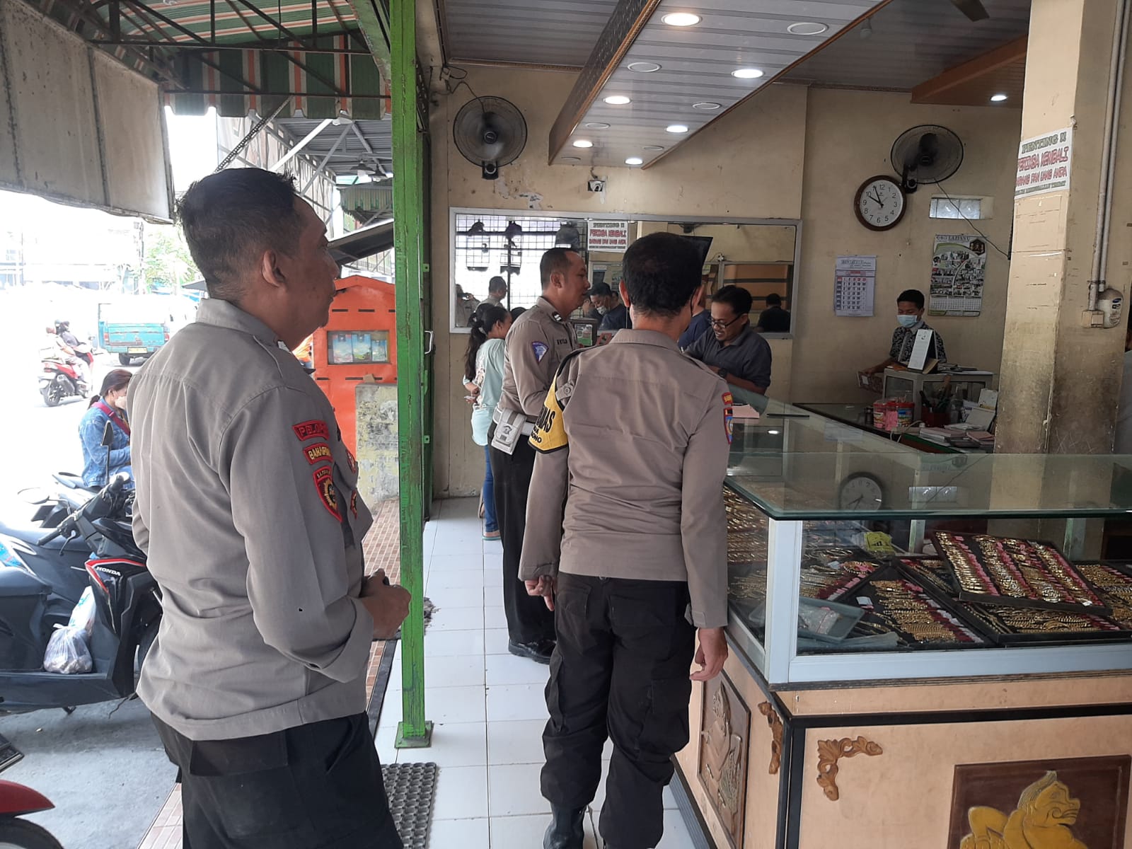 Kanit Samapta Polsek Kertosono Berikan Himbauan Kamtibmas Saat Patroli Toko Emas