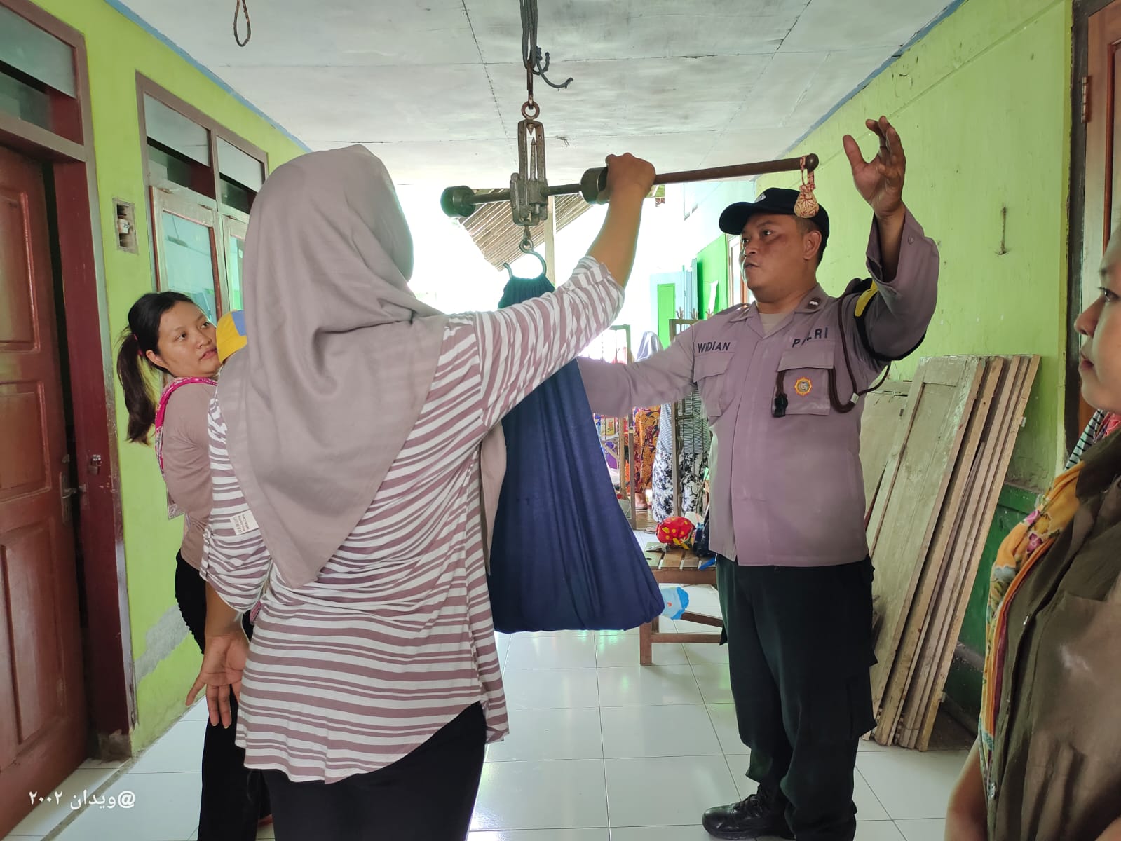Peduli Kesehatan Anak, Bhabinkamtibmas Wates Asistensi Giat Posyandu Balita
