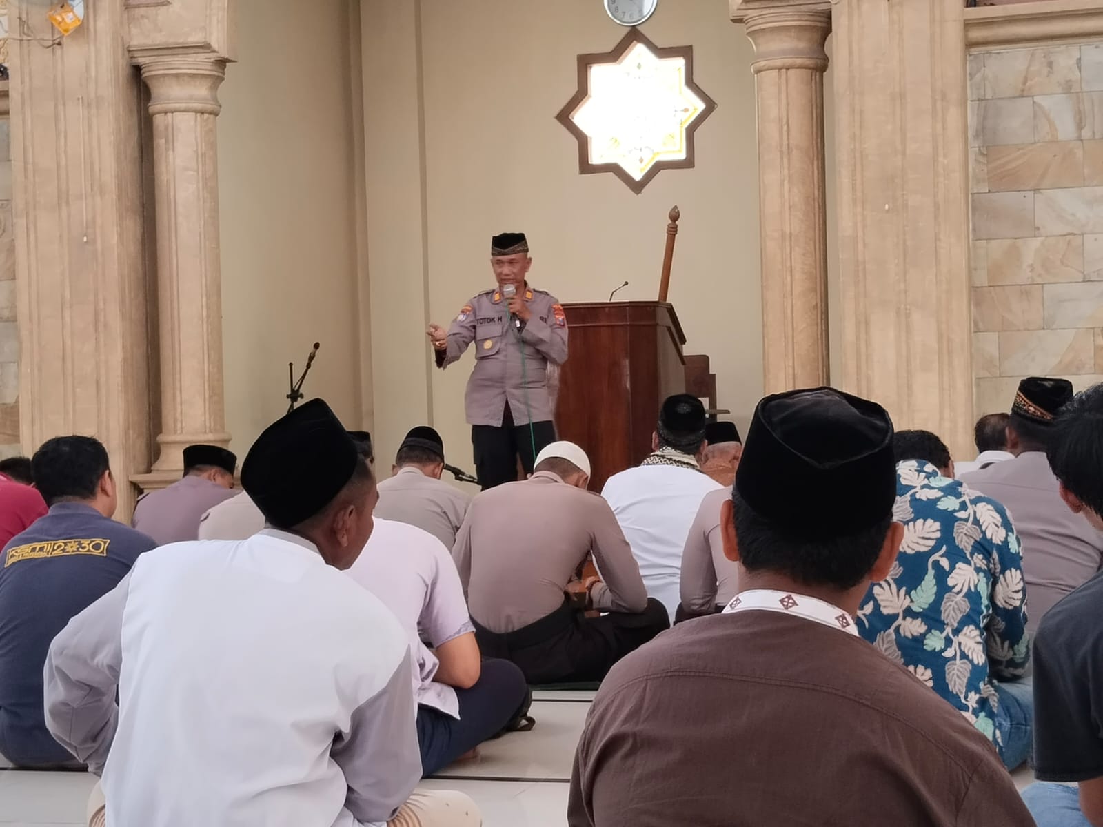 Polres Nganjuk Gelar Jum’at Curhat, Ajak Jamaah Untuk Antisipasi Terjadinya Gangguan Kamtibmas dan Perpecahan Selama Pelaksanaan Pemilu 2024