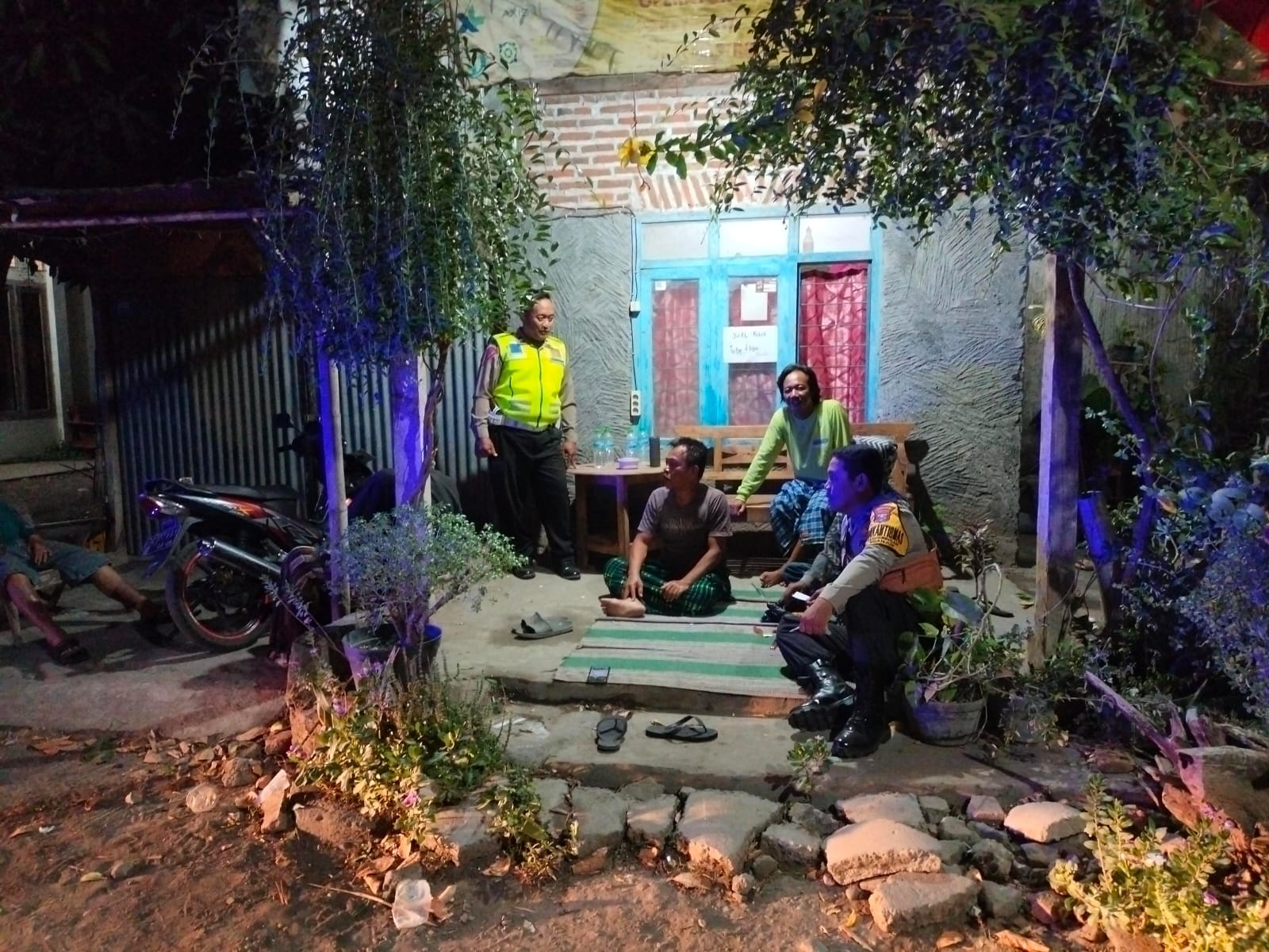 Cangkrukan Kamtibmas Polisi Polsek Nganjuk Kota Bersama Warga Kelurahan Ploso