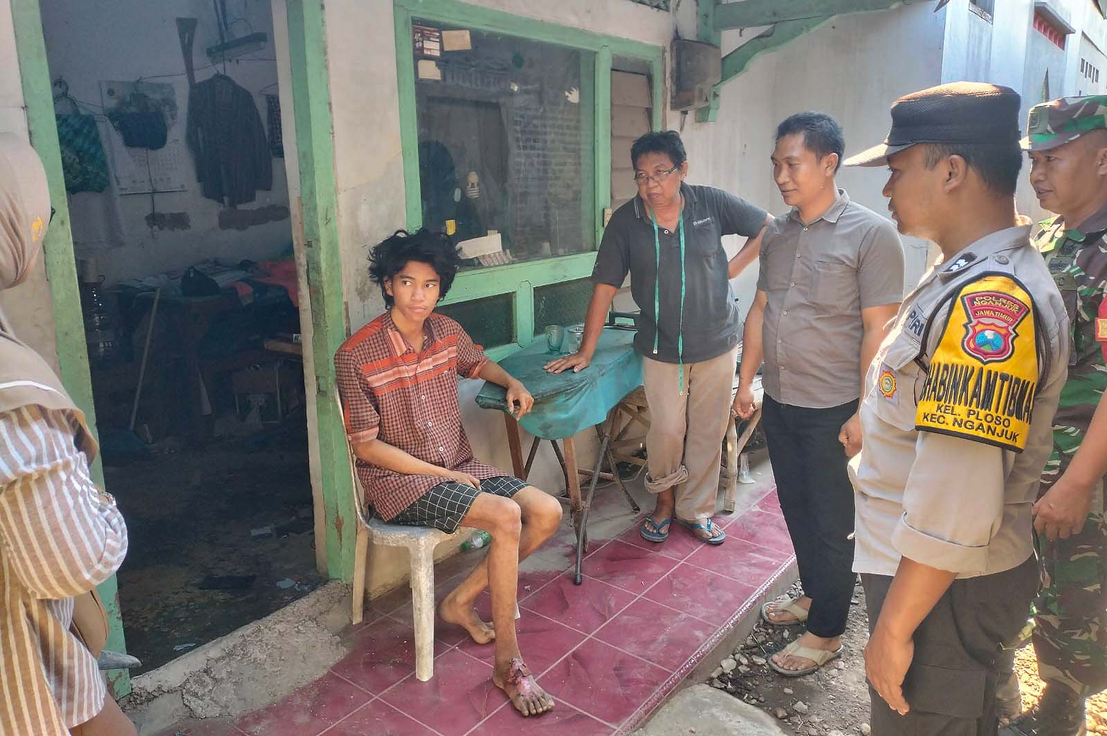 Bentuk Empati Bhabinkamtibmas Polsek Nganjuk Kota Jenguk Warga Yang Sakit