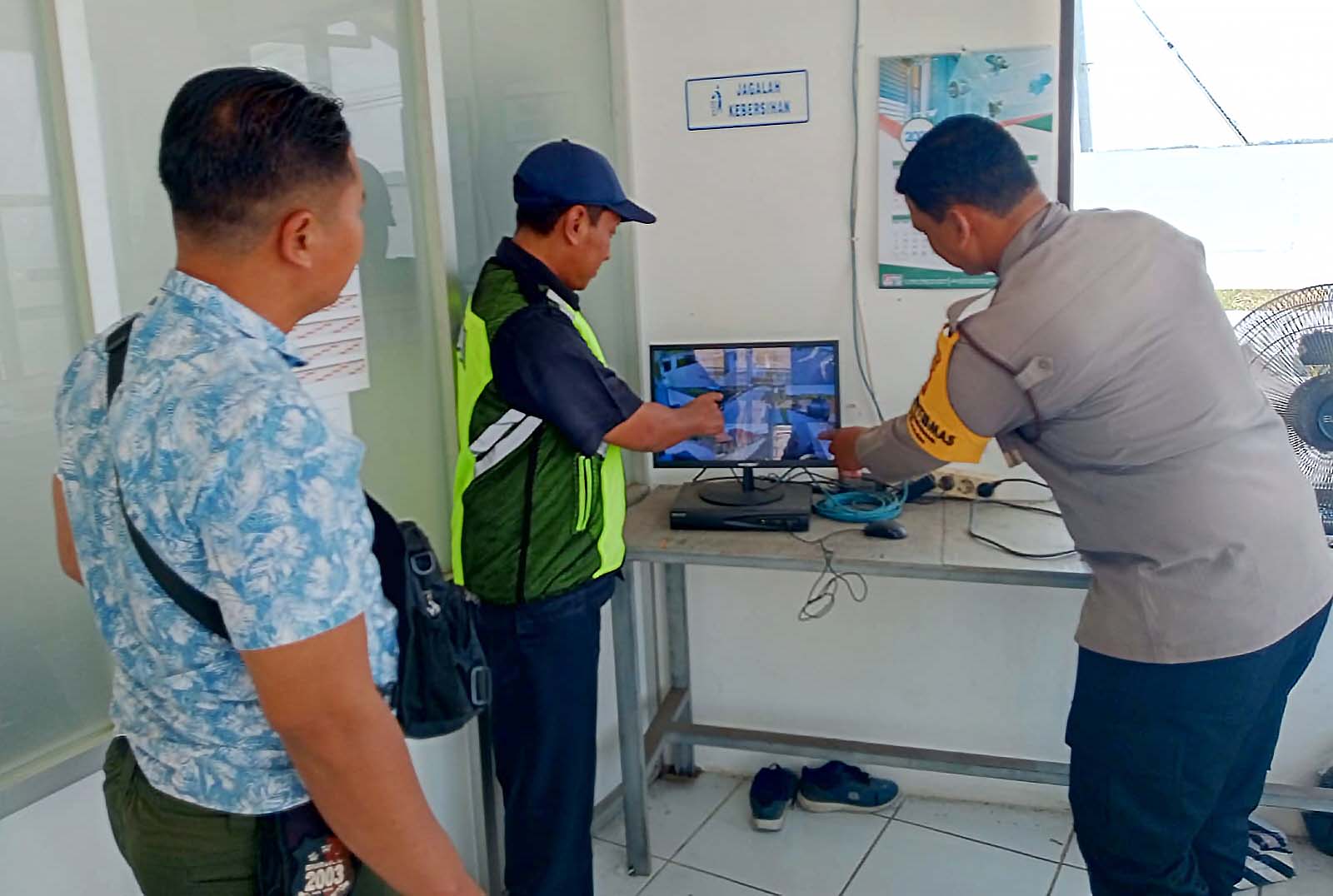 Anggota Polsek Jatikalen Lakukan Giat Patroli Beri Himbauan Kepada Security Pabrik PT karunia Ultima Kemasan